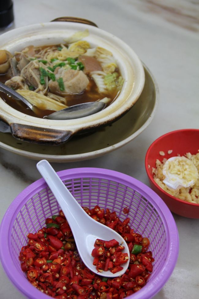 Sun Hong Muk Koot Tea(新峰肉骨茶)<br />バクテー(肉骨茶)という漢方薬入りのスープで有名なお店だそうです。<br />トウガラシ入れただけで食べなくても辛い！でも、スープが甘いので、東南アジアらしい味です。 