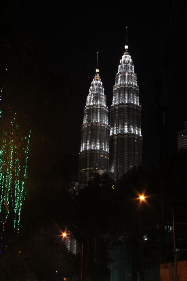 ペトロナス・ツインタワー<br />ホテルの前の道路から撮りました。