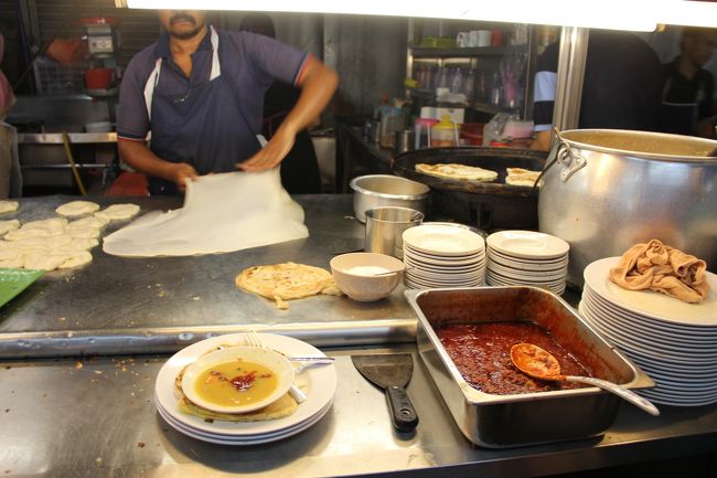 インド人街にある名前もわからないようなお店の店先です。<br />フードコート（屋根があるので屋台じゃないけど、雰囲気はほとんど屋台･･･）にマレー料理、中華料理など色々な料理が出ている中、この日の目的はロティ・チャナイ。<br />ようやく探し当てたお店です。<br /><br />店先で注文かと思って並んでいたら、席に着く様に言われました。