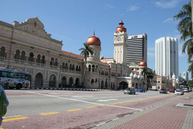 スルタン・アブドゥル・サマド・ビル。<br /><br />現在の最高裁判所です。<br />マスジット・ジャメに行くつもりが、大きく道を外れこっちに来てしまいました。
