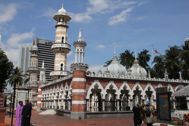 マスジット・ジャメ<br /><br />迷子になりつつ（普通は迷子になりません。建物間違って探してました･･･）ようやくたどり着きました。<br /><br />入り口で、スカーフやローブを無料で貸してくれます。