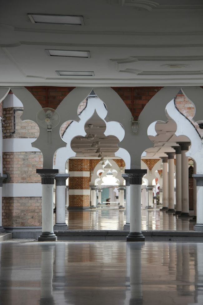 KL最古のモスクらしい。<br /><br />建築マニアには楽しいかもしれないけど、ぶっちゃけ空っぽで、どこら辺が魅力なのか分かりませんでした。