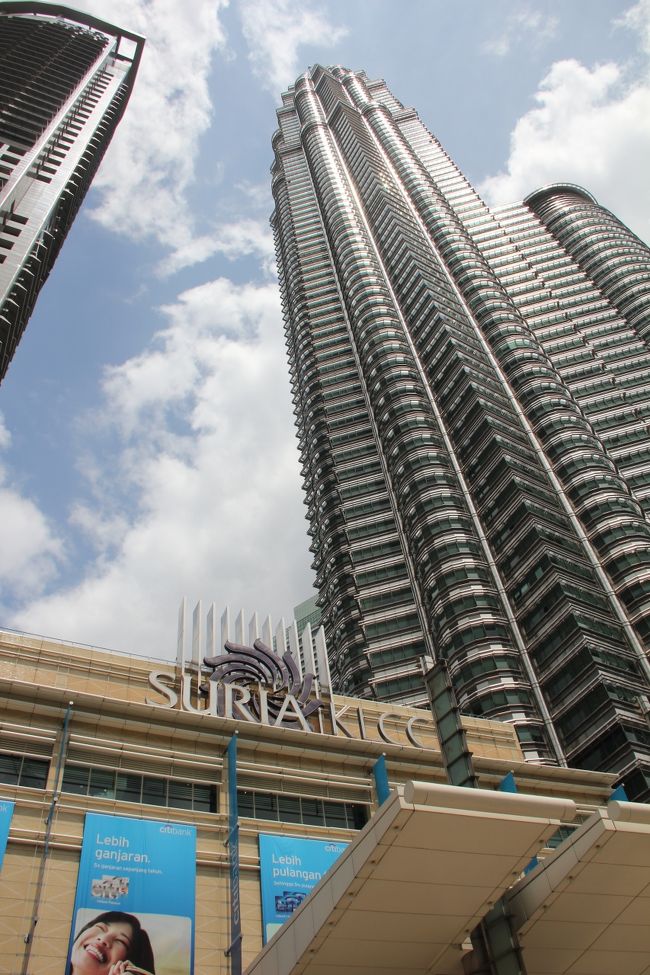 日も高くなりだいぶ暑いので、涼むためにKLCCへ。<br />マスジット・ジャメ駅からモノレールで一本です。