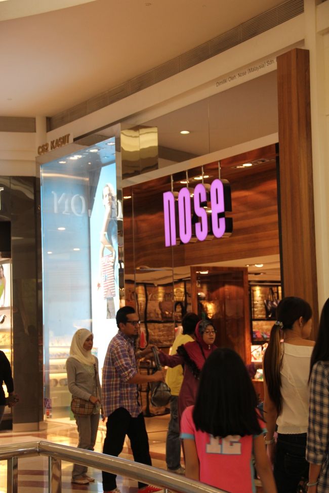 地元で最近人気らしいnoseという靴屋さんです。<br /><br />もう一つの人気店ヴィンチよりも若干安くて、かわいいサンダルが置いてありました。<br />