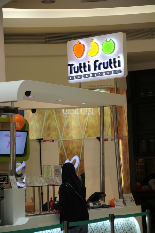 noseの向かいにあるフローズンヨーグルトのお店。<br />10gからの量り売りで、色々なフルーツから好きな味を自分で好きなだけ盛れます。<br />0.5RM/10gですが、10gで済むわけもなく、一番小さいカップに並盛で300gぐらいになってしまいました。<br /><br />さっぱりしておいしい！私はオレンジ味が気に入りました。