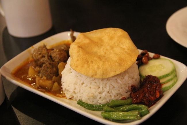 Vegegood(ヴェジグッド)<br /><br />ヴェジタリアン用のレストランで、肉に見えるのは豆のようです。<br />日替わり5RM(150円)<br />ブキッ・ビンタンから徒歩3分ぐらいのラオ・ヤット・プラザのB1にあります。