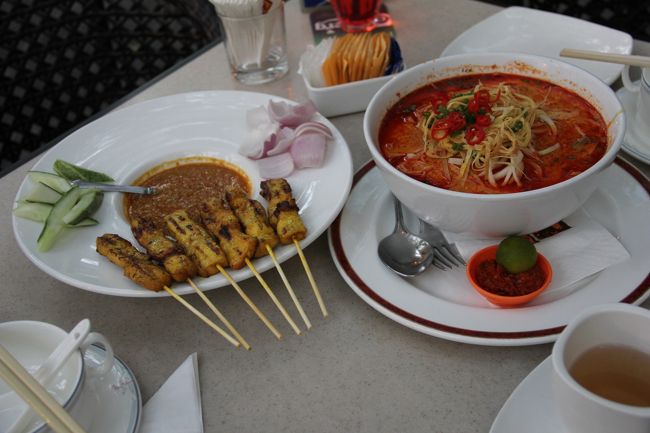 友人に勧められていたラクサ（写真のラーメンみたいな方）にようやくありつけました。<br />焼き鳥みたいな方は、カレー味のソースをつけて食べます。<br /><br />どっちもおいし〜〜〜！