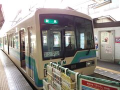 貴船神社への参拝は、望んではいたもののなかなか実現できずにいました。

その理由は京都中心部からの距離が微妙な位置にあり、他の目的地との組み合わせが難しく、かと言って貴船神社だけを単独で参拝するのも時間的に中途半端であるというものでした。

今回は、夕方に知人と会う約束もあったため、ちょうど半日の時間を過ごすために、貴船神社参拝の念願を果たせることになったのでした。

塾の終了後、同じ塾生の方と遅い時間まで大阪で飲んでしまい、あまり睡眠時間をとっていませんでした。

酔いが残った状態でしたが、７時には四條大宮のホテルを出て、叡山電鉄の出町柳駅へと向かいました。