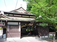 初めての叡山電鉄。

鞍馬行きの鞍馬線に乗りましたが、叡山電鉄の名前が示すとおり、比叡山へ続く叡山本線もあり、途中の宝ヶ池で路線は分かれます。

途中、修学院駅などもあって、予約して組み合わせればよかったなと思いましたが、せっかく修学院へ行くなら季節を考えるのも大事だと思いなおしました。

そうこうするうち、３０分で終点の鞍馬駅へ到着。

貴船神社へ先に行くなら貴船口下車ですが、鞍馬寺を先に訪れるルートを選びました。