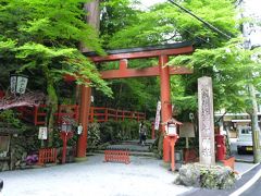 西門に辿り着いたことで、仁王門からおよそ２．５キロの距離の山道を歩いたことになります。

昼食をとるにはまだ早く、体力にもまだまだ余裕があるので、このまま貴船神社の参拝を続けることにしました。

貴船は川床料理が有名で、何軒もの料亭が門前町の一本道に軒を連ねており、川床の床を組む準備が進められていました。

ある店の前で案内に立っていた女中さんに訪ねたところ、土日は団体客が詰まっているので予約なしでは受け入れられないとのことでした。

きっと他の店も同じ状況でしょう。

貴船川に沿った細い道路は、車１台が通るのがやっとで、あちこちに警備員が立って車を止めていました。

ピークの時間帯は渋滞することは間違いなく、徒歩で来たのは正解だと思いました。

その細い道を北へ向かうと、すぐに貴船神社の鳥居が見えて来ました。