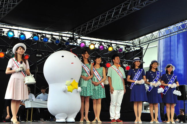 DANCE★DYNAMITE 2012 の<br />小学生部門と中高生部門との間に<br />各都市から七夕の親善大使が<br />七夕まつりのPRステージが行われました。<br />