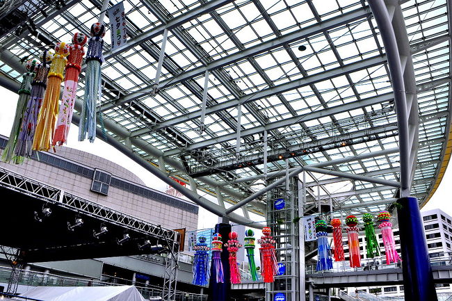 親善大使による七夕まつりのPRステージが<br />終わると<br />次ぎの会場へと消えて