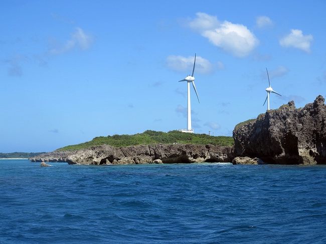 　出港後まもなく、西平安名岬にある沖縄電力の風車の脇を通過します。<br /><br />　ここの風車は、２００３年に宮古島を襲った台風１４号の際、瞬間最大風速７０ｍの風を受け、倒壊しました。