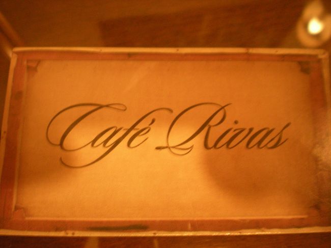 お店の名刺<br /><br />カフェレストランなので、飲み物だけでもOK<br /><br />夜は予約でいっぱいなので、確実に行きたい場合は予約したほうがいいかも