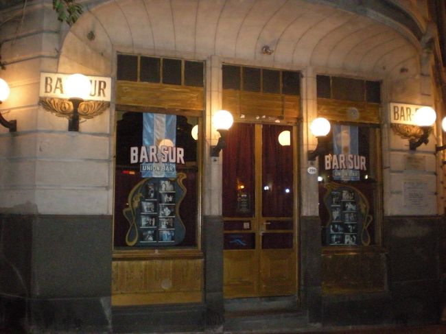 食事のあとは、またも2回目のタンゴを<br /><br />このレストランの斜め向かいにあるので便利