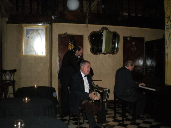 演奏の人たちが前回と違いました。<br /><br />タンゴダンサーは一緒<br /><br />もちろん私も踊りましたよ。<br /><br />前回やったので、今回はスムーズにといっても簡単なステップだけですが<br /><br />小さいところなので近くでタンゴが見ることができて、参加もできるのでとってもいいです。<br /><br />ネットで予約するとちょっと割引があります。