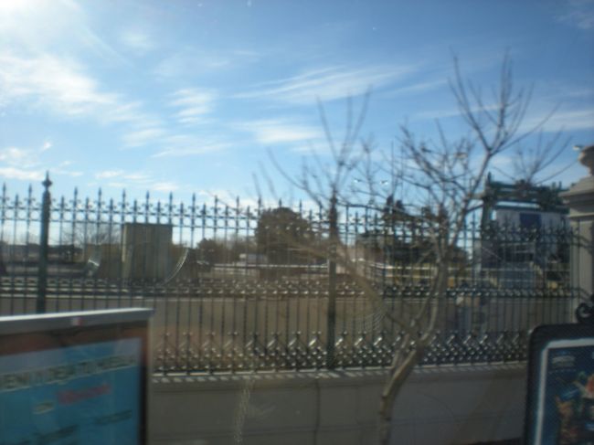 見えにくいけど水道局（車窓からなので。。。）