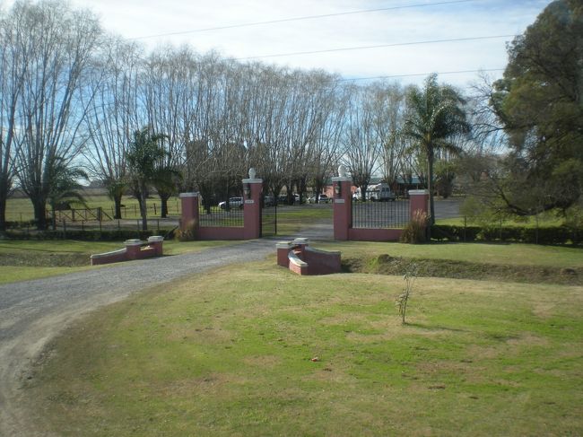 牧場入り口<br /><br />バスから降りるとおじさんが待っていて女性にキス。。。<br /><br />ワインとおつまみのサービス<br /><br />最高だ！！