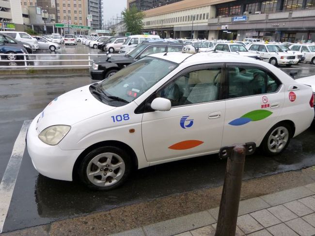 雨が降っているのでタクシーで