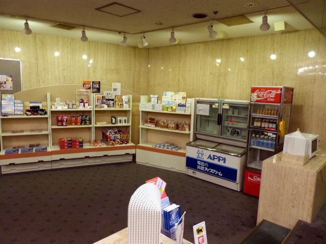 フロントの前はショップ