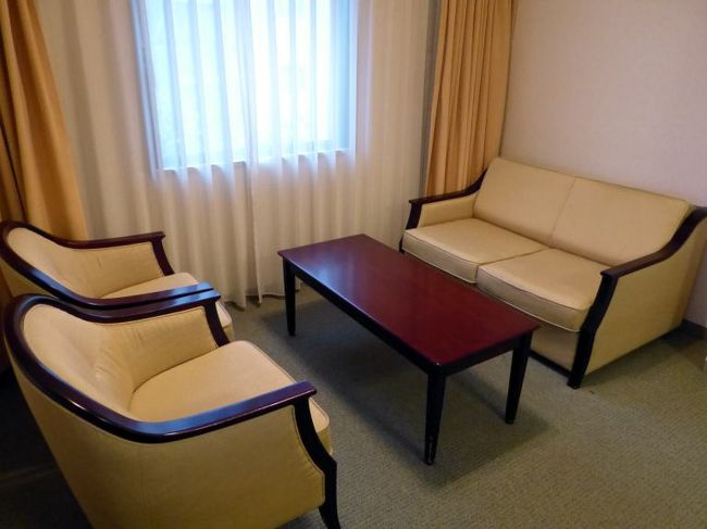 かっちりとした大きなソファーが置かれています