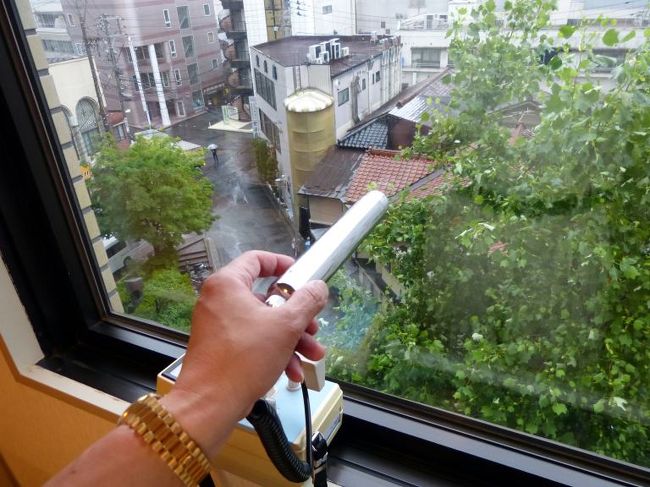 窓の外に向かって測ると