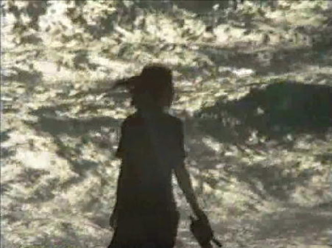 <br />　マイアミのビーチに車を走らせると、朝日にきらめく波が、冬の海とは思えない暖かな色で踊っています。<br />　波打ち際には千鳥の群れが、寄せては返す波にあわせて、チドリ足。<br /><br />　イヤホンをつけてなにかのミュージックを聴きながら、脇目もふらずウオーキングをする水着の女性。<br />　と思ったら、サングラスごしにこちらに目を向けていました。<br /><br />　妻は、波に引き寄せられるように、脱いだサンダルを手に持って歩いてゆきます。