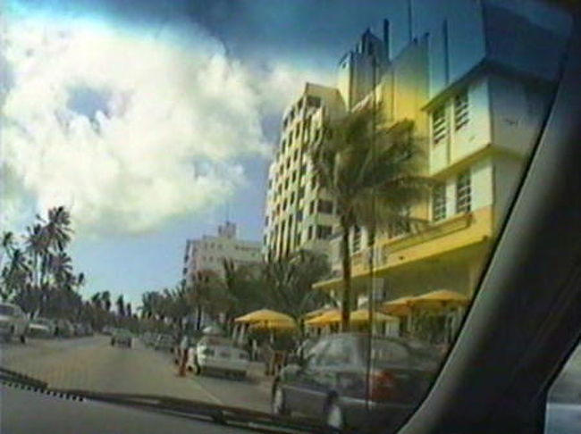 　ビーチの近く、アールデコのおしゃれな旧市街にを走り、