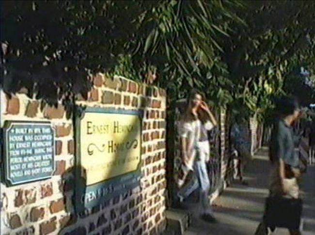 　キーウェスト。<br /><br />　ヘミングウェイの家。<br /><br />　彼がここに住んでいたのは、１９２８〜３９年の１２年たらず。<br />　そのあいだに、フロリダ東海岸鉄道はハリケーンで壊されて、道路へと変わりました。