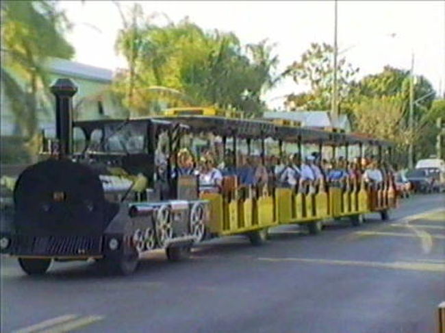 <br />　キーウェスト島内を走る観光用のトロリー。<br />　フロリダ東海岸鉄道を走っていたのが、<br />　こんな機関車だったとしたら、<br />　強風にあおられて、一人や二人の乗客が、<br />　海に落ちたのかも知れないと……<br />　想像してみました。