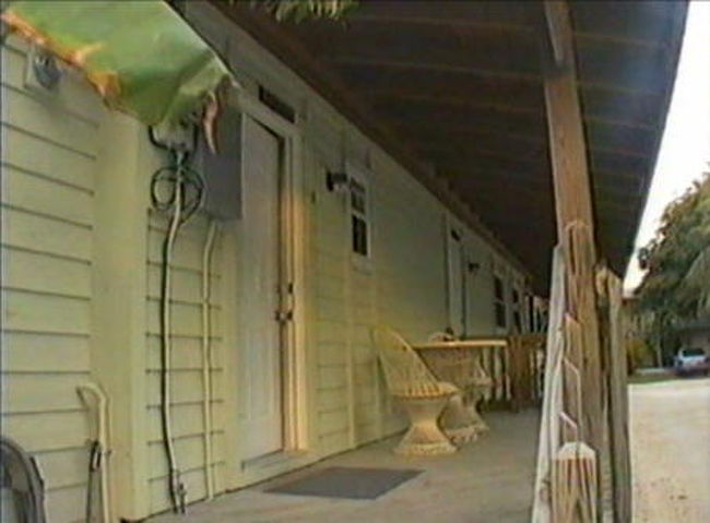 <br />　この時期のキーウェストの宿はどこも値が張ります。<br /><br />　しかたなく、今来た海の上を戻って、<br />　海と空を真っ赤に染めた太陽が、<br />　水平線の近くの雲の中にゆっくり消えたころ、<br />　マラトンという島に手頃な宿を見つけました。