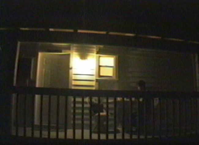 <br />　夜……<br />　近くのコンビニで買った<br />　「カップ　ア　ラーメン」とバドワイザーを<br />　涼しくなったベランダで食べると、<br />　うるさいほどの虫の声を従えた明るい月が、<br />　夜空にぽっかりと浮かんでいました。