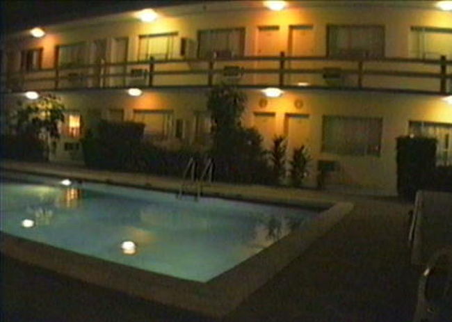 　マイアミアッパーイーストに入る少し手前に、インターナショナルインと言うちょっと憂鬱な構えのモーテルがあって、ひとり２０ドルくらいで朝食込み。<br /><br />　チェックインした部屋をみまわすと、調度類は古く少しがたがきており、幾重にも塗り重ねられた配管の塗料が、ひびわれています。<br /><br />　荷を解いてベッドに腰を下ろすと、どうしたものか、とつぜん、里心が付きました。<br />　なにやらむしょうに、日本が恋しくなったのです。<br /><br />　先ほど見た飛行船のせいだろうか……<br /><br />　日本を出て１０日ほどしかたっていないのに。<br /><br />　フロリダというのはほんとうに果ての果てなのです。<br /><br />　気がつくと、おなかがすいていますし、ひどく疲れている。<br />　おっくうですが再び車に乗り、桟橋（J.Fケネディコーズウェイ）を通って町に出てみると、すぐに大きなスーパーがありました。<br /><br />　午後８時をまわって客足の遠のいた店内は、店じまいの気配があります。<br />　すぐに食べられるものを探して総菜コーナーに行くと、なんとパックに入った寿司が売られていました。<br /><br />　「すしだよ！」<br />　「ほんとだ、こんなアメリカの果てに寿司があるなんて！」<br /><br />　当時は、まだ珍しかったと思います。<br />　エビとマグロの握りと……<br />　いったいこの地の果てで、だれがこんなものをつくっているのでしょう。<br />　<br />　よく冷えたバドワイザーと一緒に買い込んで、ホテルの部屋に帰ってやらかしました。<br />　今から考えると、シャリも硬く、たいした寿司ではなかったと思いますが、そのときのわたしには、涙が出るほどうれしく感じられました。<br /><br />　やがて空腹が満たされ、ビールの酔いがまわるにつれ、<br />　先ほどの景色は打って変わり、<br />　灯がともるホテル前のウォーターフロントは、<br />　まるでベニスのサンマルコ広場のように、<br />　思えてくるのでした。<br />