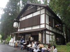 さて、蕎麦屋さんを続いてもう一軒。 
うずら家は、戸隠神社中社のすぐ脇。天然記念物の三本の大杉の一つの陰に構えたお店です。１０時の開店ですが、開店前から、受付リストに名前を書いて待つ客も大勢いて、さすが戸隠で一番人気の店だけのことはあります。