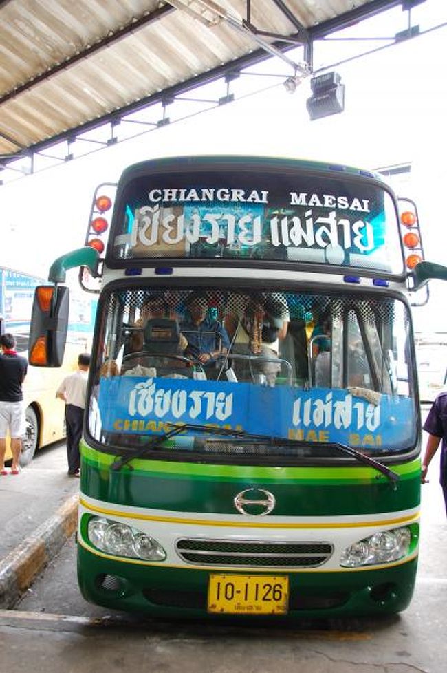 左に傾いているタマダーバス（左右のタイヤサイズが違う？）