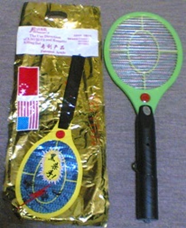 電流が流れる蚊取りグッズ。これは日本で買ったものです