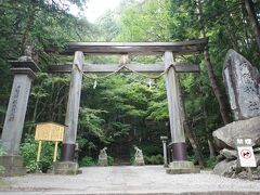 奥社から宝光社はバスで。 
戸隠神社は、戸隠山の麓にある修験道の霊場で、二千年余りの歴史のある神社。 奥社・中社・宝光社・九頭龍社・火之御子社の五社からなり、長野市から戸隠に入ると、宝光社は一番手前になります。