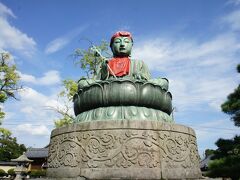 山門の手前脇に座しているのが、濡れ仏と六地蔵。日が傾きかけた西日を受けて、秋の青空をバックに、ハッとするほどきれいでした。この濡れ仏は、享保7年に造立されたもの。像高は2.68メートル。右手に錫杖、左手に宝珠を持っています。江戸の大火で有名な八百屋お七の冥福を祈って、吉三郎が立てたという伝説もあるようです。また、これと並んで六地蔵も。六地蔵の「六」は仏教の六道、即ち、地獄・餓鬼・畜生・阿修羅・人・天のこと。迷いの世界を輪廻し、人間の苦しみを救うという地蔵です。


