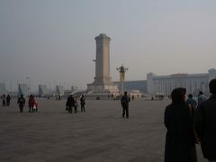 広場中央にたたずむ記念碑。遠くからでは分かりにくいが、至近の人々と比較すると記念碑の大きさが計り知れます。