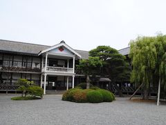 仙台から車を走らせること、１時間半で、町全体が「明治村」ともいわれる登米市に到着。
写真の教育資料館は、明治２１年に、高等尋常小学校として建てられましたが、それを現在利用して、資料館となっています。

（HP情報）
http://www.toyoma.on.arena.ne.jp/guidance/guidance.html