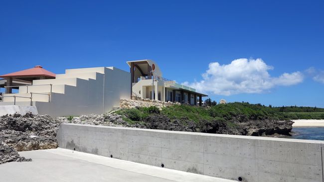 　アクリルパネルを設置した部分は、海中の岩盤を削り取って建設したそうです。