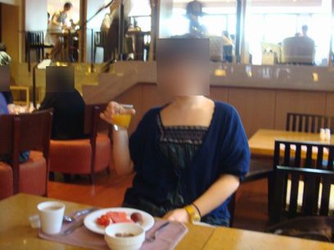 ２日目も美味しいものを目指してはりきっていこー！<br /><br />というわけでまずは朝ごはん。正確には「朝ごはん前の軽食」。<br /><br />ホテル（シティスイーツ）でかるーくお腹に入れます。<br /><br />私はヨーグルトと果物、コーヒー。