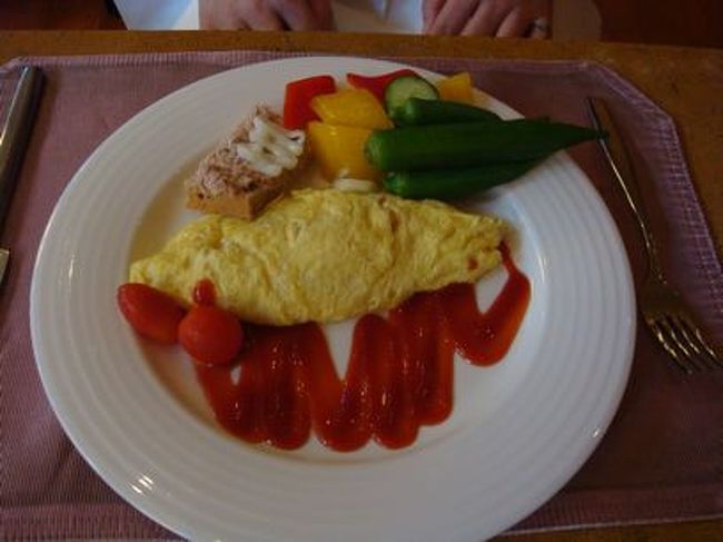 朝食はロビーラウンジでビュッフェ形式。小さいホテルなのでそれほど混むこともなくのんびり食べられます。<br /><br />品数は多くなく、和食は無かったと思います。<br /><br />実演のオムレツは美味しそうでしたが私は食べずじまい。先輩のお皿を撮らせてもらいました。