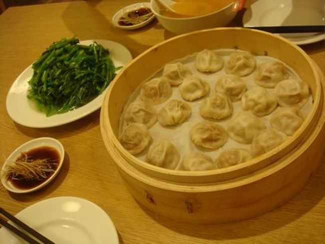 お目当てのスープ付ミニ小籠包・空心菜炒め。<br /><br />ミニ小籠包は蓮華に載せて錦糸卵入りのスープと共に口に入れるとジューシーで美味しい〜。普通の小籠包よりあっさりしてます。<br /><br />空心菜炒めも塩味控えめで良い箸休めに。といっても箸は休むことなく口に運ばれてますが。<br />