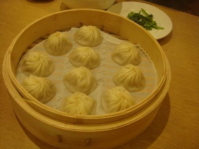 そして小籠包！美味しい〜っ。<br /><br />実は訪台前に東京で食べて、前と味変わったよね〜と嘆いていたのですが、本場本店はやっぱり違う！<br /><br />あっという間に１０個食べてしまい、もう１蒸篭追加です。<br /><br />結局３人で２蒸篭（２０個）とミニ小籠包２０個を完食。満足！