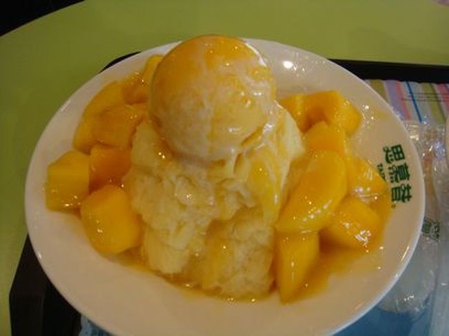 マンゴーかき氷。フレッシュマンゴーとマンゴーアイスが乗っています。