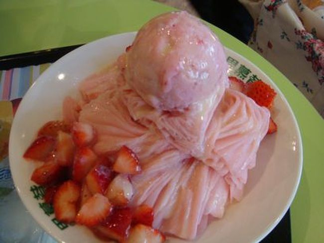 イチゴミルクかき氷。イチゴはちょっと酸っぱかった。