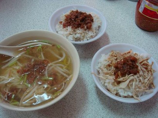 担仔麺（タンツーメン）・魯肉飯（ルーローハン）・鶏肉飯（ジーローハン）。<br /><br />確か35元・25元・25元だったような。ぜんぶで３００円もいかないお昼ごはん。しかも美味しい！<br /><br />台湾の街ごはんはほんと安くて美味しくていいですねー。