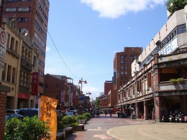 迪化街のレトロな町並み。不思議な空間です。