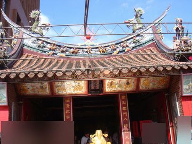 ここでの目当てはグルメではなく、縁結びの神様がいらっしゃる「霞海城隍廟」。<br /><br />なんでもすごいご利益があるとか。しかしいま何かと話題の、年末のド派手衣装で有名なあの方の「結婚成功」記事が入り口横に張ってあるのがなんとも…。<br /><br />ちなみに既婚者である私は縁結びのお供え物は買っちゃ駄目！と止められ、夫婦円満のお参りはどうすればいいの！？としつこく食い下がりました。<br /><br />わかったようなわからないようなでとりあえず参拝。<br /><br />